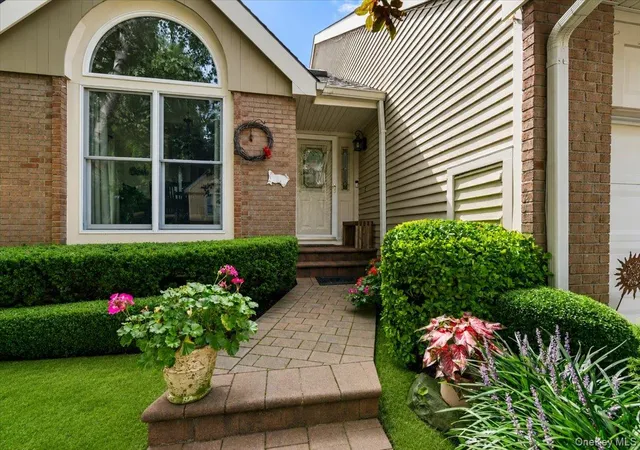 Photo 1 of Sale Pending at 53 Willow Ridge Dr, Smithtown, NY 11787 | MLS# 1048487 | Listing updated on 2026-09-19
