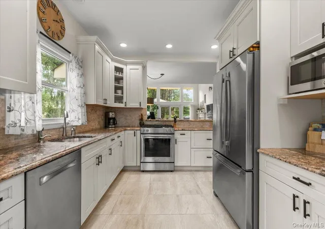 Photo 3 of Sale Pending at 53 Willow Ridge Dr, Smithtown, NY 11787 | MLS# 1048487 | Listing updated on 2026-09-19