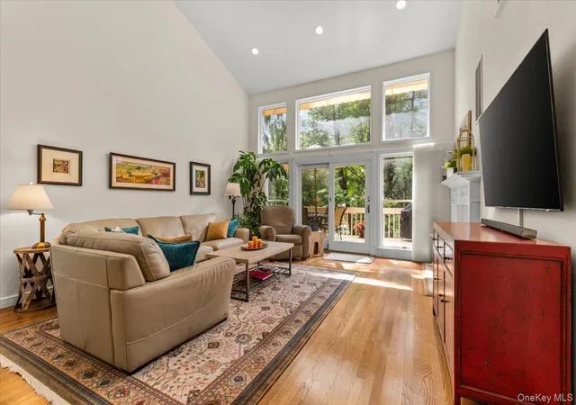 Photo 4 of Sale Pending at 53 Willow Ridge Dr, Smithtown, NY 11787 | MLS# 1048487 | Listing updated on 2026-09-19