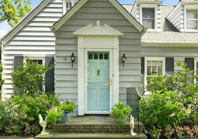 Photo 3 of Single family home for sale at 18 Matinecock Ln, Oyster Bay, NY 11560 | MLS# 1048567 | Listing updated on 2026-09-18