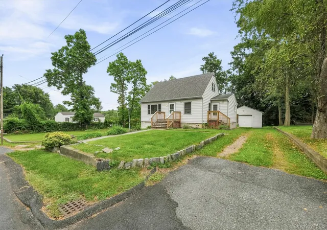 Photo 2 of Single family home for sale at 4 Garrett Pl, Poughkeepsie, NY 12603 | MLS# 1048770 | Listing updated on 2026-09-29
