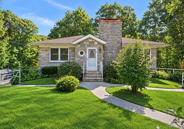 Photo 1 of Single family home for sale at 6 Arbutus St, Putnam Valley, NY 10579 | MLS# 1048801 | Listing updated on 2026-09-15