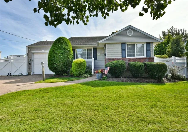 Single family home for sale at 216 Linden St, Oyster Bay, NY 11762 | MLS# 1048870