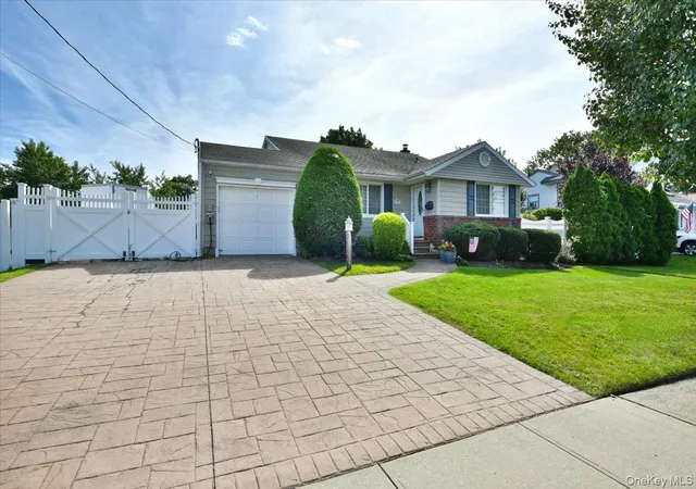 Photo 3 of Single family home for sale at 216 Linden St, Oyster Bay, NY 11762 | MLS# 1048870 | Listing updated on 2026-09-13