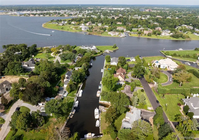 Photo 3 of Single family home for sale at 2 Gibb Ln, Islip, NY 11751 | MLS# 1048979 | Listing updated on 2026-09-14