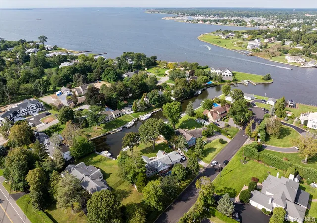 Photo 4 of Single family home for sale at 2 Gibb Ln, Islip, NY 11751 | MLS# 1048979 | Listing updated on 2026-09-14