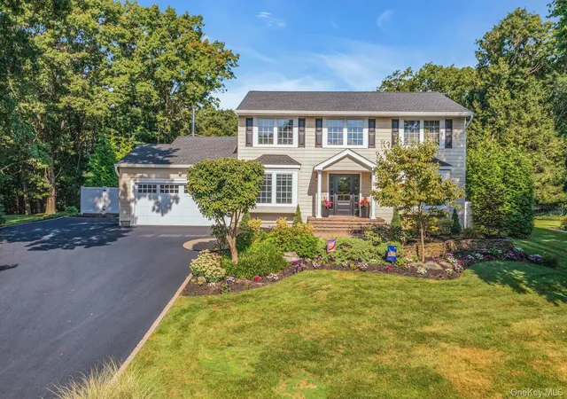 Photo 1 of Sale Pending at 7 Stonehurst Ln, Huntington, NY 11746 | MLS# 1049041 | Listing updated on 2026-09-25