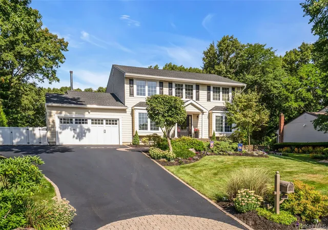 Photo 2 of Sale Pending at 7 Stonehurst Ln, Huntington, NY 11746 | MLS# 1049041 | Listing updated on 2026-09-25