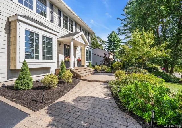 Photo 3 of Sale Pending at 7 Stonehurst Ln, Huntington, NY 11746 | MLS# 1049041 | Listing updated on 2026-09-25