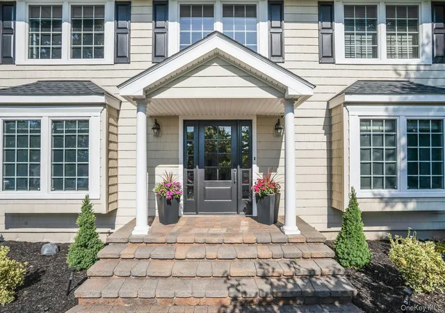 Photo 3 of Sale Pending at 7 Stonehurst Ln, Huntington, NY 11746 | MLS# 1049041 | Listing updated on 2026-09-25