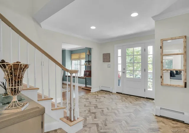 Photo 4 of Sale Pending at 7 Stonehurst Ln, Huntington, NY 11746 | MLS# 1049041 | Listing updated on 2026-09-25