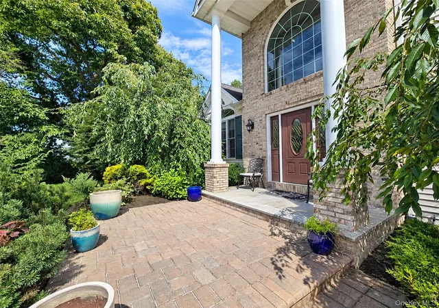 Photo 2 of Sale Pending at 5 Keystone Ct, Smithtown, NY 11787 | MLS# 1049096 | Listing updated on 2026-10-08
