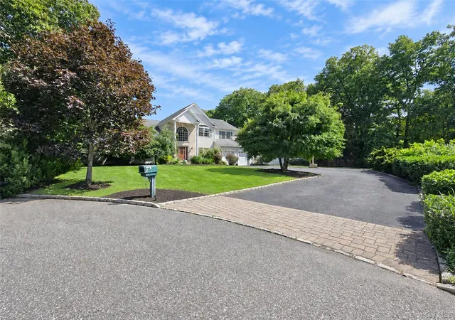 Photo 3 of Sale Pending at 5 Keystone Ct, Smithtown, NY 11787 | MLS# 1049096 | Listing updated on 2026-10-08