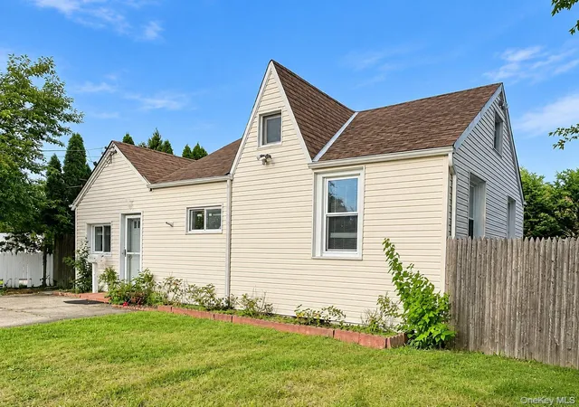 Photo 1 of Single family home for sale at 302 Mccall Ave, Islip, NY 11795 | MLS# 1049173 | Listing updated on 2026-09-14