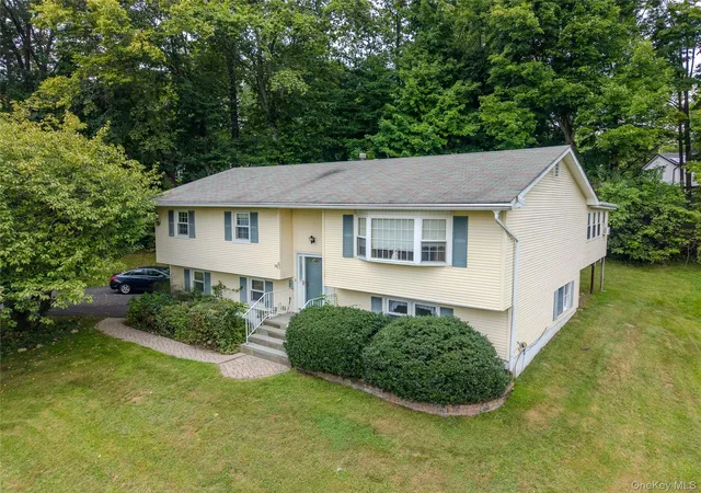 Photo 3 of Single family home for sale at 60 Gerardine Pl, Clarkstown, NY 10956 | MLS# 1049227 | Listing updated on 2026-09-15