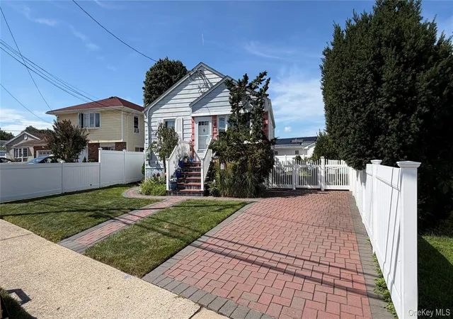 Photo 2 of Single family home for sale at 112 Morgan St, Oyster Bay, NY 11801 | MLS# 1049241 | Listing updated on 2026-09-11