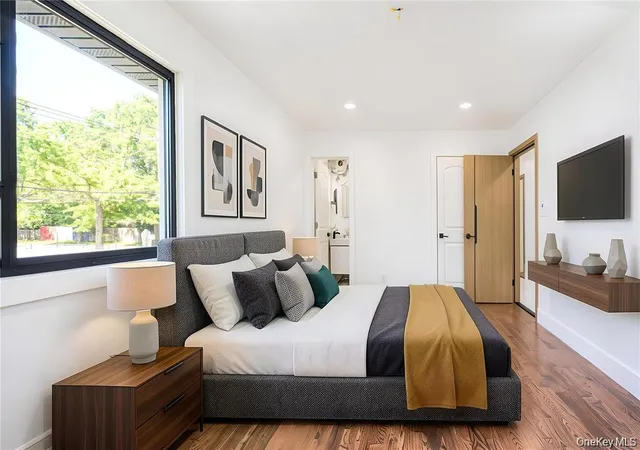 Photo 3 of Single family home for sale at 274 Central Park Rd, Oyster Bay, NY 11803 | MLS# 1049939 | Listing updated on 2026-09-14