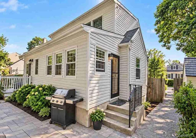 Photo 2 of Single family home for sale at 8 Curry Rd, Greenburgh, NY 10706 | MLS# 1050026 | Listing updated on 2026-09-15