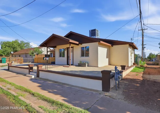 Photo 2 of Single family home for sale at 108 E Oak St, Winslow, AZ 86047 | MLS# 1084980 | Listing updated on 2026-09-11