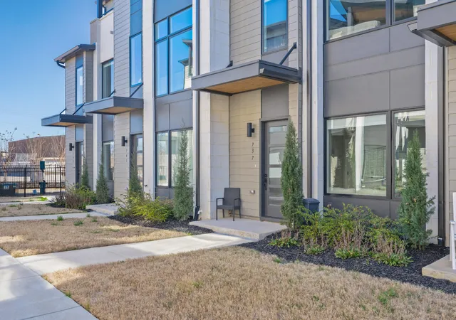 Photo 3 of Townhouse for sale at 737 Burnside Pl, Chattanooga, TN 37408 | MLS# 2800098 | Listing updated on 2026-09-11
