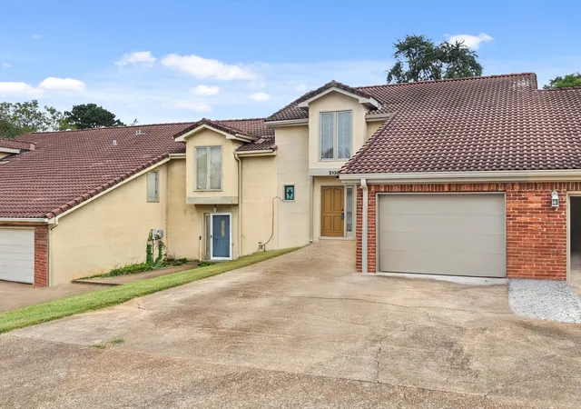 Photo 3 of Townhouse for sale at 2138 Vaden Village Dr, Chattanooga, TN 37421 | MLS# 2899028 | Listing updated on 2026-09-11