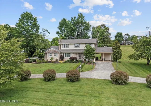 Photo 2 of Single family home for sale at 212 Old Athens Pike, Sweetwater, TN 37874 | MLS# 3531937 | Listing updated on 2026-09-11