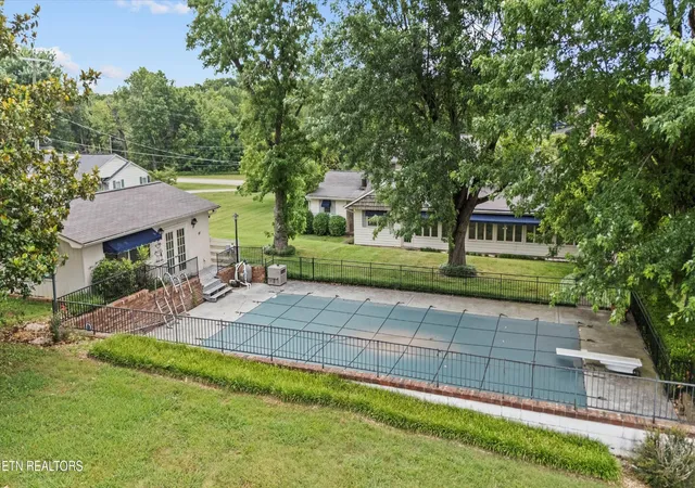 Photo 3 of Single family home for sale at 212 Old Athens Pike, Sweetwater, TN 37874 | MLS# 3531937 | Listing updated on 2026-09-11