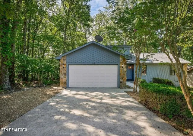 Photo 2 of Single family home for sale at 334 Lakeview Dr, Crossville, TN 38558 | MLS# 3148138 | Listing updated on 2026-09-10