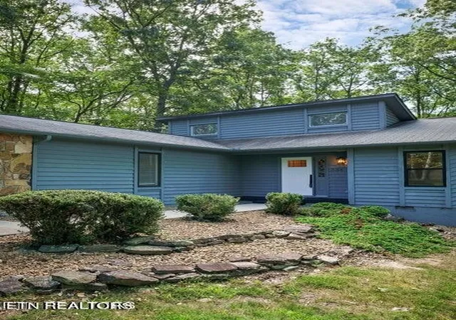 Photo 3 of Single family home for sale at 334 Lakeview Dr, Crossville, TN 38558 | MLS# 3148138 | Listing updated on 2026-09-10
