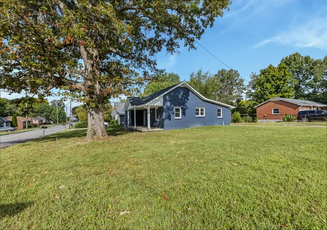 Photo 3 of Single family home for sale at 122 22nd Avenue E, Springfield, TN 37172 | MLS# 3591922 | Listing updated on 2026-09-14
