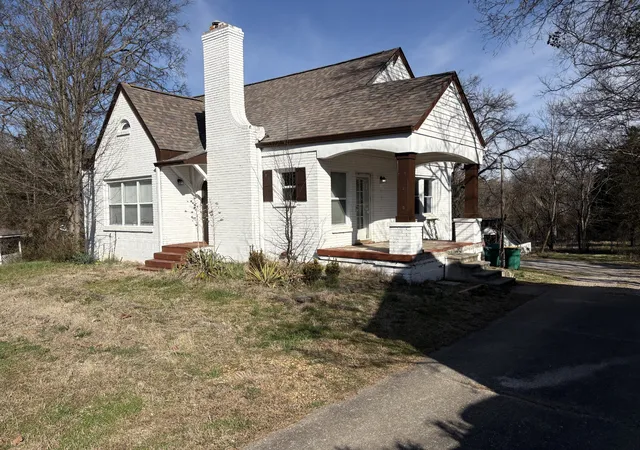 Photo 2 of Single family home for sale at 1236 W Commerce St, Lewisburg, TN 37091 | MLS# 3135027 | Listing updated on 2026-09-11