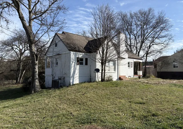 Photo 3 of Single family home for sale at 1236 W Commerce St, Lewisburg, TN 37091 | MLS# 3135027 | Listing updated on 2026-09-11