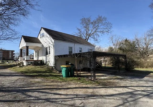 Photo 3 of Single family home for sale at 1236 W Commerce St, Lewisburg, TN 37091 | MLS# 3135027 | Listing updated on 2026-09-11