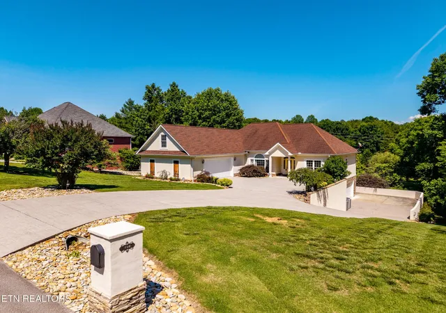 Photo 3 of Single family home for sale at 210 Indian Shadows Dr, Maryville, TN 37801 | MLS# 3255300 | Listing updated on 2026-09-11