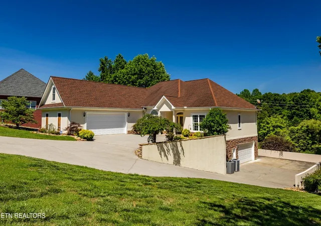 Photo 4 of Single family home for sale at 210 Indian Shadows Dr, Maryville, TN 37801 | MLS# 3255300 | Listing updated on 2026-09-11