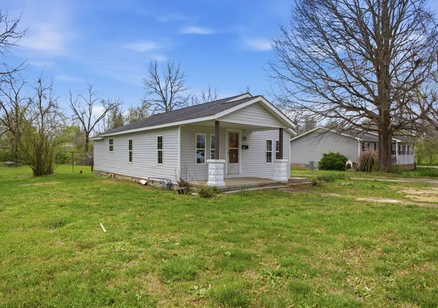 Photo 2 of Single family home for sale at 310 Smith Ave, Hohenwald, TN 38462 | MLS# 3160127 | Listing updated on 2026-09-11