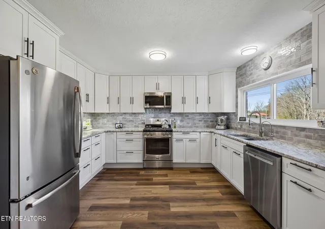 Photo 3 of Single family home for sale at 704 Pea Ridge Rd, Sunbright, TN 37872 | MLS# 3311785 | Listing updated on 2026-09-26