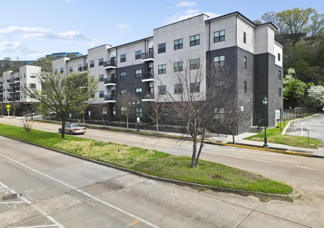 Listing Photo 4 - Condo for sale in building located at 804 Riverfront Pkwy, Chattanooga, TN 37402 - Unit #302