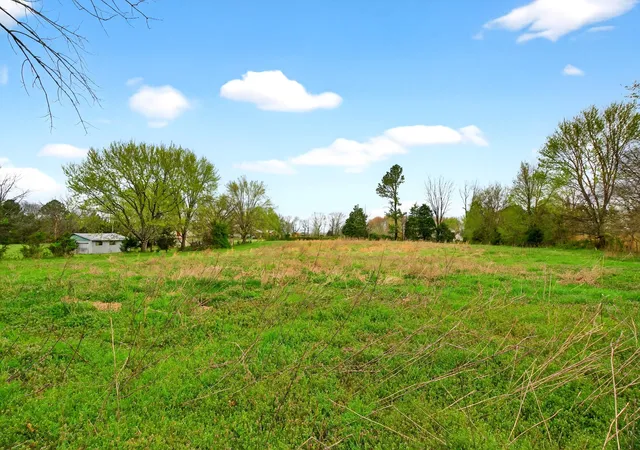 Photo 3 of Single family home for sale at 946 Clearview Rd, Cottontown, TN 37048 | MLS# 3159935 | Listing updated on 2026-10-05