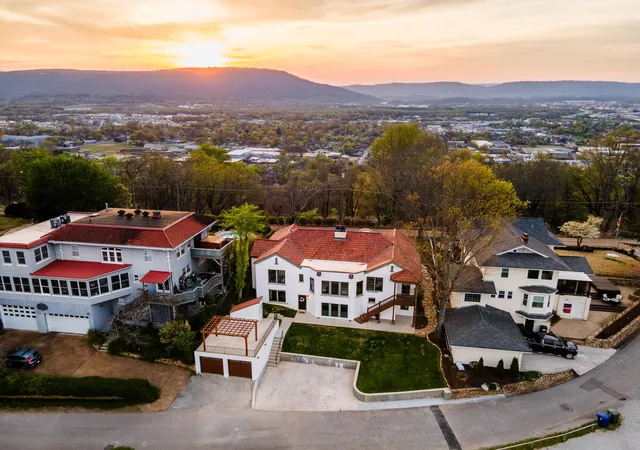 Photo 1 of Single family home for sale at 458 South Crst Rd, Chattanooga, TN 37404 | MLS# 3272137 | Listing updated on 2026-09-23