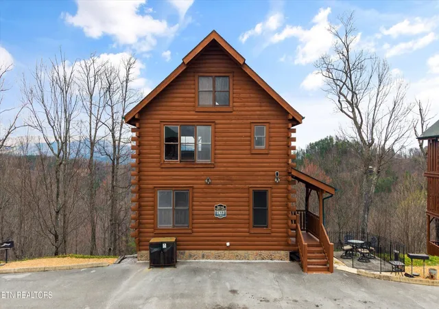Photo 2 of Single family home for sale at 2833 White Oak Ridge Ln, Sevierville, TN 37862 | MLS# 3163881 | Listing updated on 2026-09-11