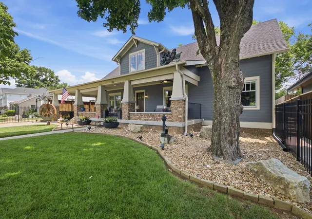 Photo 2 of Single family home for sale at 702 Skyview Dr, Nashville, TN 37206 | MLS# 3270534 | Listing updated on 2026-09-21