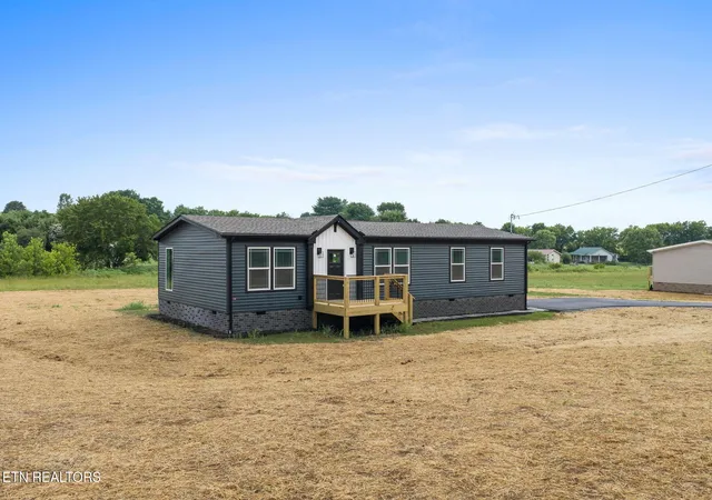 Photo 2 of Manufactured home for sale at 3207 Sweetwater Vonore Rd, Sweetwater, TN 37874 | MLS# 3544622 | Listing updated on 2026-09-11