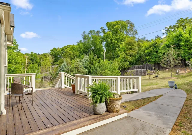 Photo 4 of Single family home for sale at 330 Crestway Dr, Chattanooga, TN 37411 | MLS# 3175810 | Listing updated on 2026-10-02