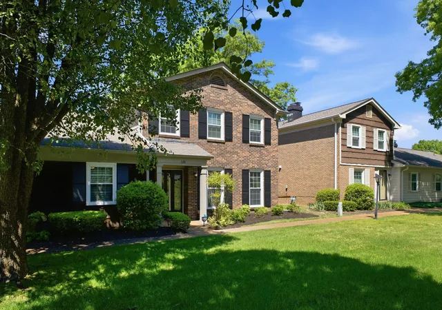 Photo 3 of Townhouse for sale at 136 Boxwood Dr, Franklin, TN 37069 | MLS# 3179955 | Listing updated on 2026-09-23