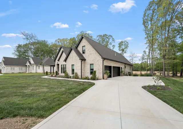 Photo 3 of Sale Pending at 2022 Country Clb Dr, Tullahoma, TN 37388 | MLS# 3179856 | Listing updated on 2026-10-06