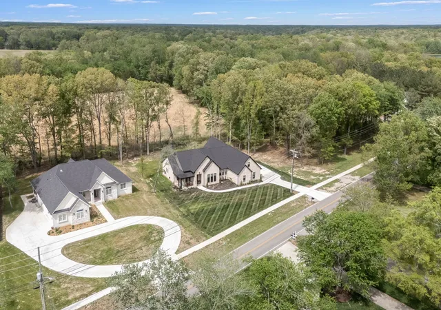 Photo 3 of Sale Pending at 2022 Country Clb Dr, Tullahoma, TN 37388 | MLS# 3179856 | Listing updated on 2026-10-06