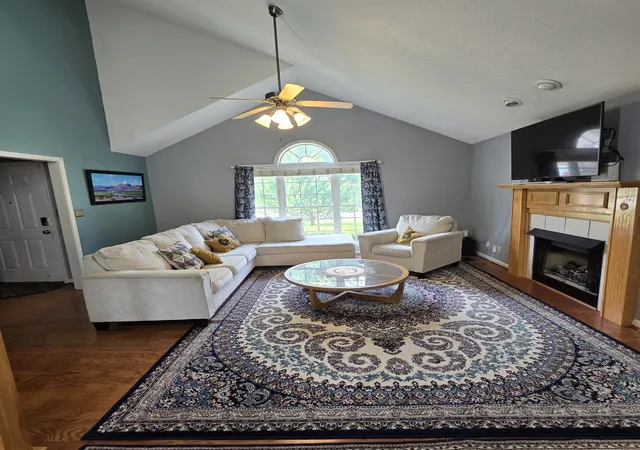 Photo 2 of Sale Pending at 1327 Bluebonnet Dr, Clarksville, TN 37042 | MLS# 3184520 | Listing updated on 2026-09-12