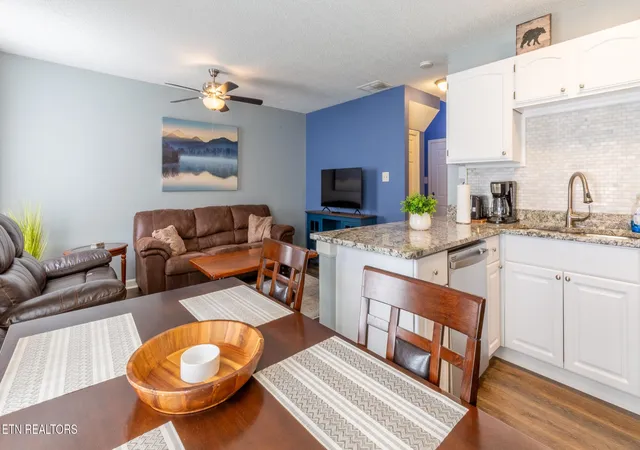 Listing Photo 4 - Condo for sale in building located at 1307 Mountain Mdws Wy, Sevierville, TN 37862