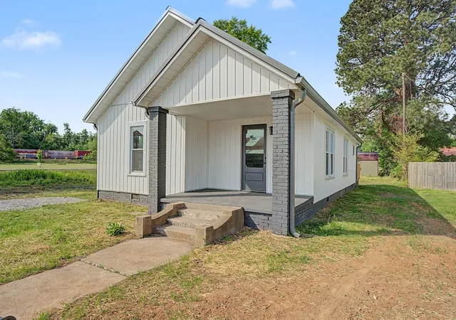 Single family home for sale at 219 Cherry St, Guthrie, KY 42234 | MLS# 3185611